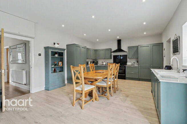 3 bed property, in The Highway, £400,000