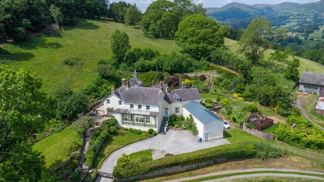 5 bed property, in Geraint, £795,000
