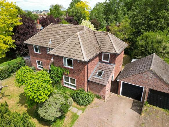 4 bed property, in Rampton Drift, £575,000