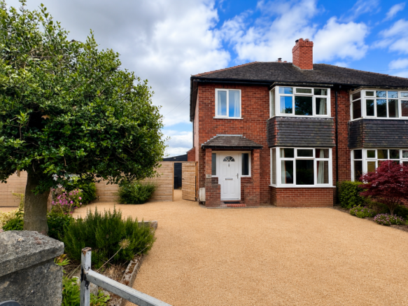 3 bed property, in Oak Drive, £300,000
