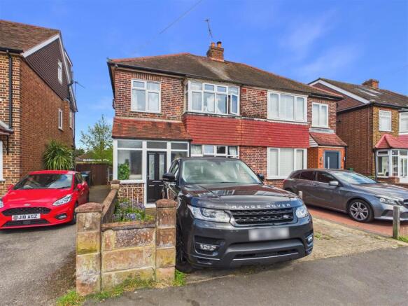 3 bed property, in Braycourt Avenue, £573,000