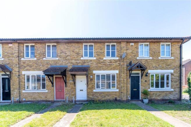 2 bed property, in Sonning Gardens, £375,000