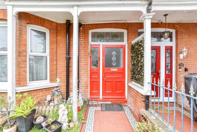 2 bed property, in Crawford Gardens, £170,000