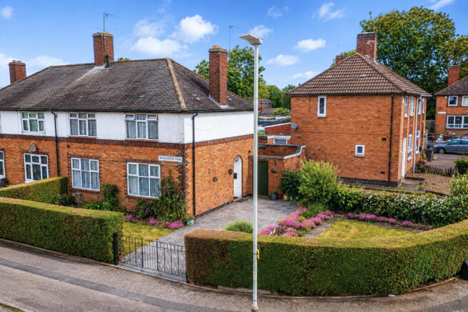 4 bed property, in Woodgreen Road, £325,000