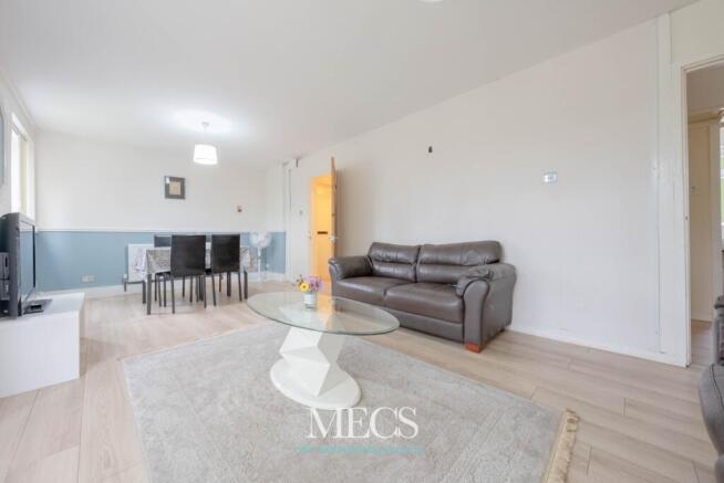 2 bed property, in Lloyd Square, £165,000