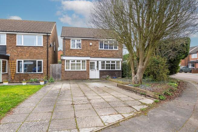 3 bed property, in Crispin Field, £490,000