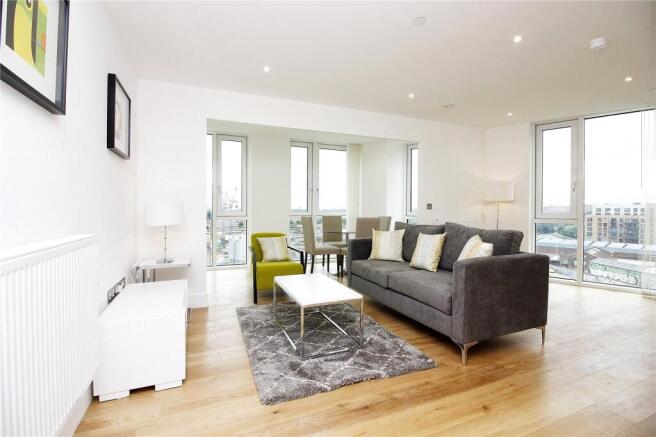 2 bed property, in Sky View Tower, £435,000