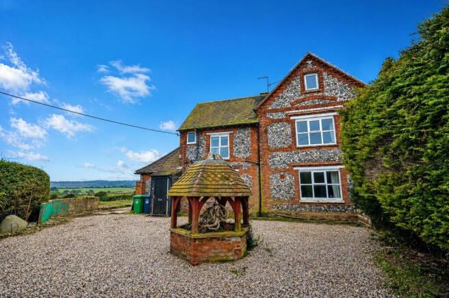 4 bed property, in Weybourne, £400,000