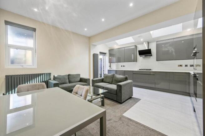 2 bed property, in Eynham Road, £620,000