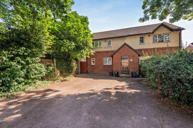 1 bed property, in New Garden Drive, £200,000