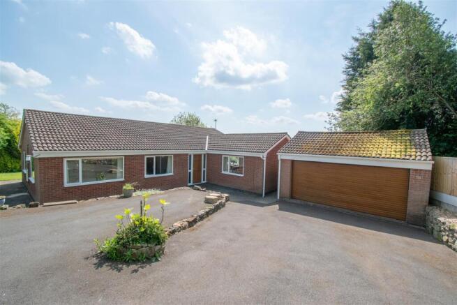 4 bed property, in High Street, £425,000