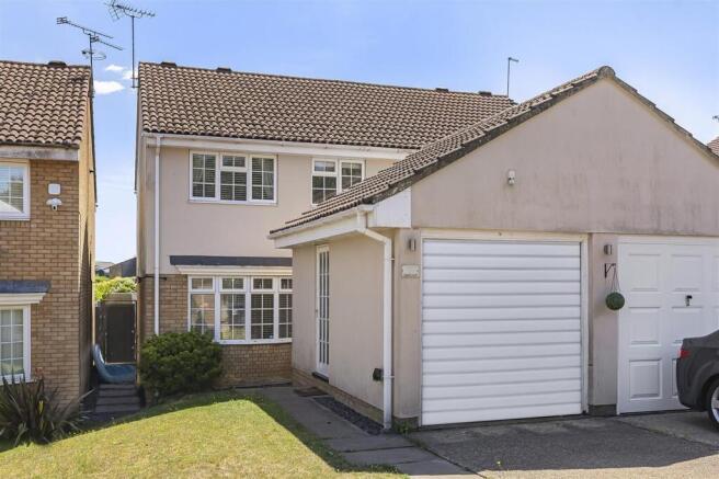 3 bed property, in Delfcroft, £535,000