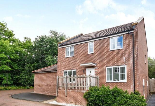 4 bed property, in Fossebridge Place, £495,000