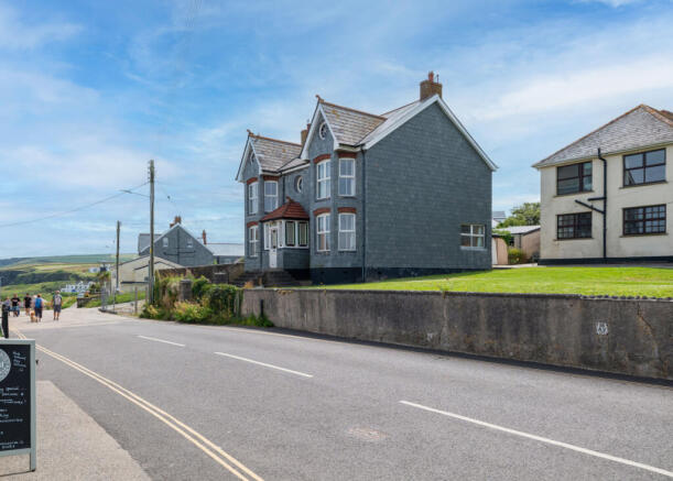 6 bed property, in New Road, £595,000