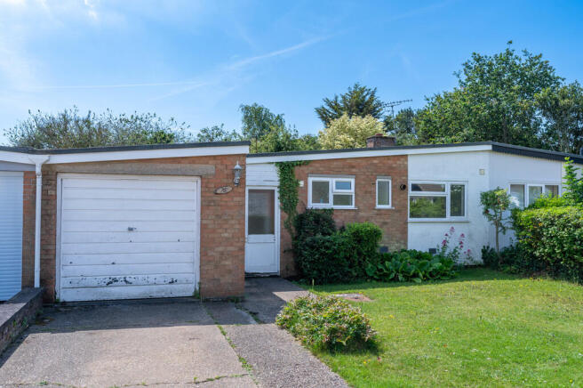 2 bed property, in Colneis Road, £270,000