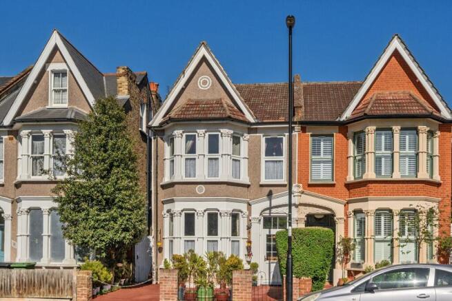 4 bed property, in Thornsbeach Road, £975,000