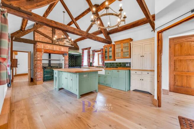 4 bed property, in Main Street, £599,995