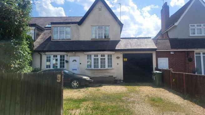 4 bed property, in Hillsborough Road, £325,000