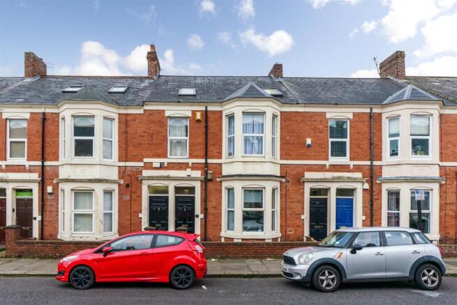 3 bed property, in Tavistock Road, £195,000