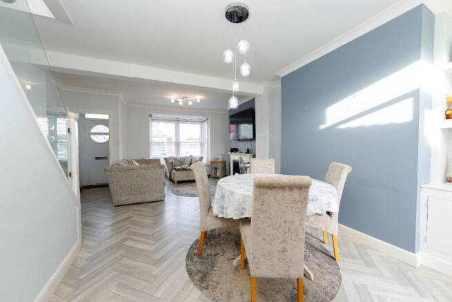 3 bed property, in Oakfield Street, £150,000