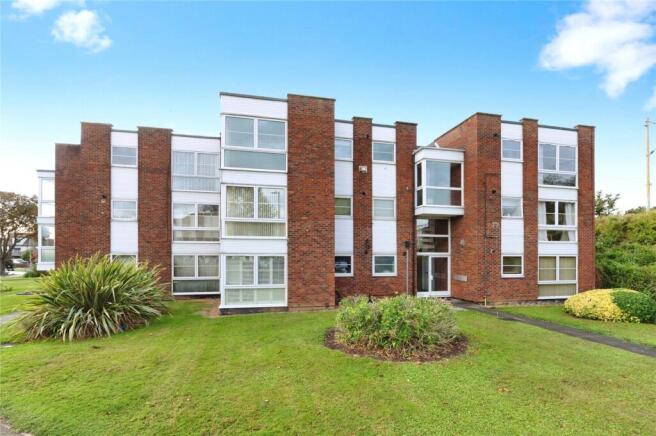 2 bed property, in Thorpe Hall Avenue, £230,000