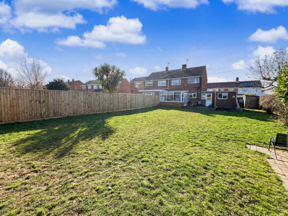 3 bed property, in Three bedroom home with HUGE garden! Exciting potential to extend STPP, £300,000
