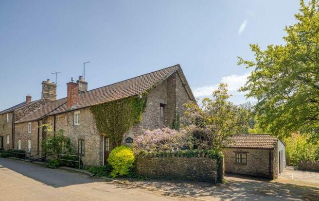 5 bed property, in Charming Farmhouse with two bed annexe in popular village, £1,000,000