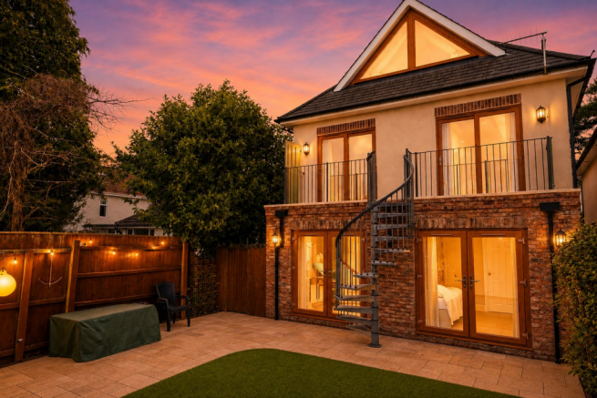4 bed property, in Birchwood Road, £895,000