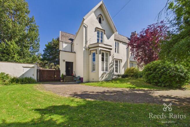 5 bed property, in Fairfield Crescent, £425,000