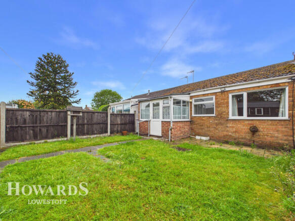 2 bed property, in Lloyds Avenue, £170,000