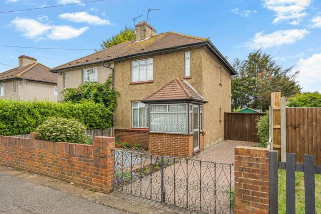 2 bed property, in Halliford Close, £425,000