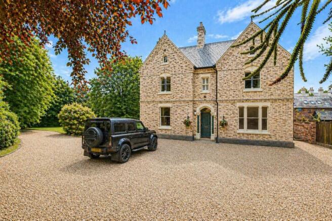 8 bed property, in Detached Victorian Villa, £1,450,000