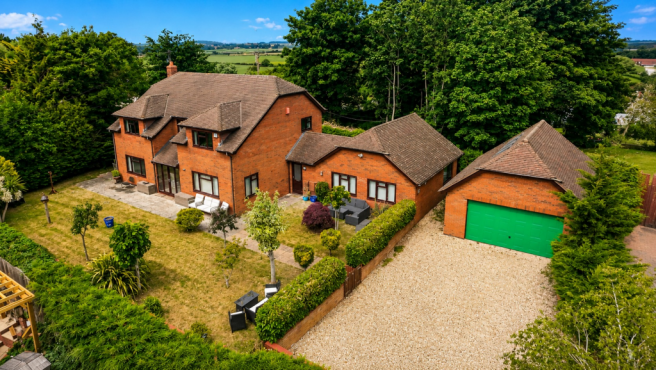 5 bed property, in Downhall Drive, £695,000