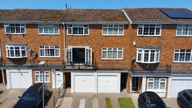 3 bed property, in Lakeside, £315,000