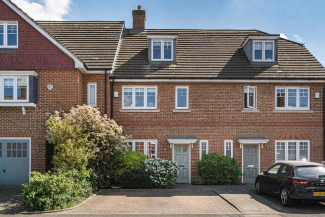 5 bed property, in Station Road, £775,000
