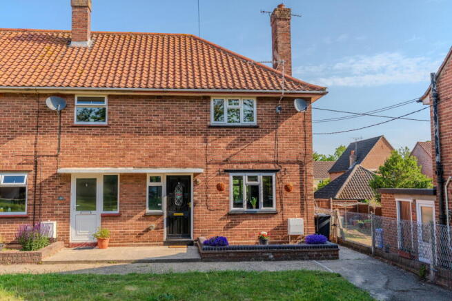 2 bed property, in Black Boy Meadow, £190,000
