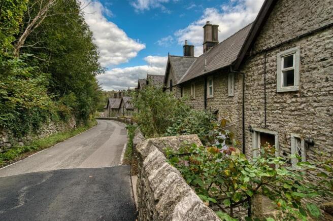 2 bed property, in Middle Row, £285,000