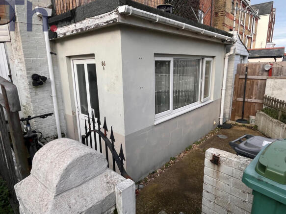 1 bed property, in Cowes, £60,000