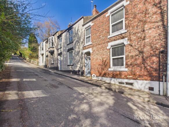 2 bed property, in Red Hills Terrace, £220,000