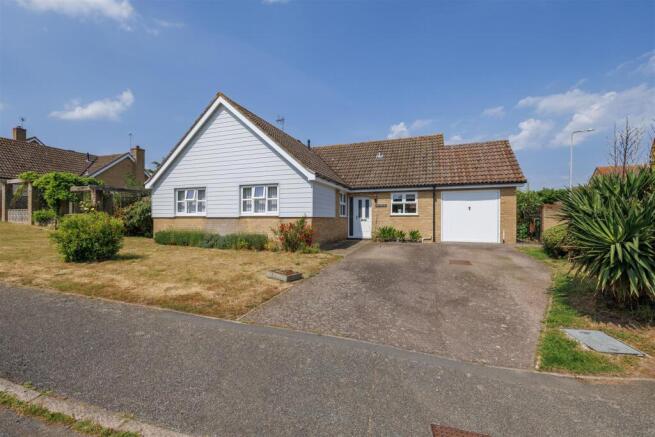 2 bed property, in Castle Hill, £400,000