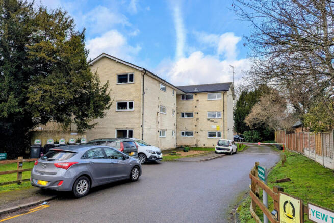 2 bed property, in Yew Tree Court Fishery Road, £280,000