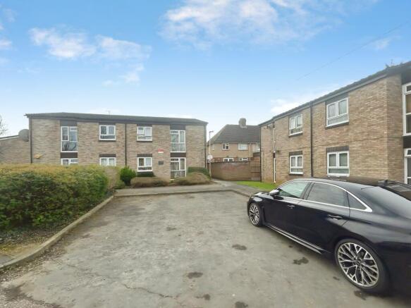 1 bed property, in Beaumont Gardens, £130,000