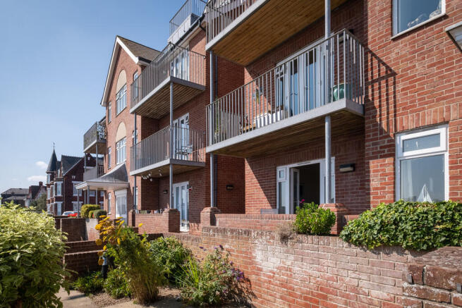 2 bed property, in Esplanade Court, £240,000