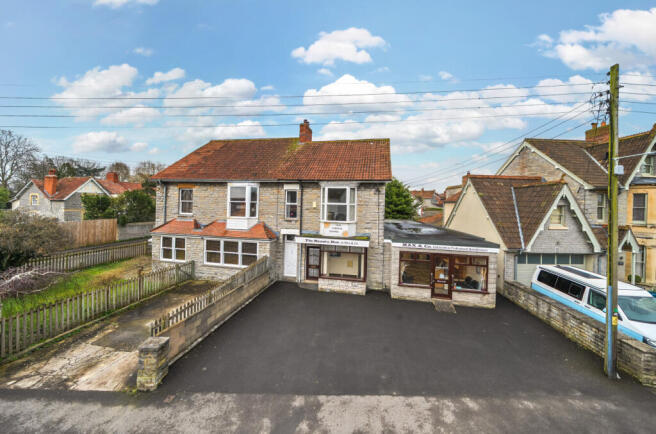 4 bed property, in Leigh Road, £250,000
