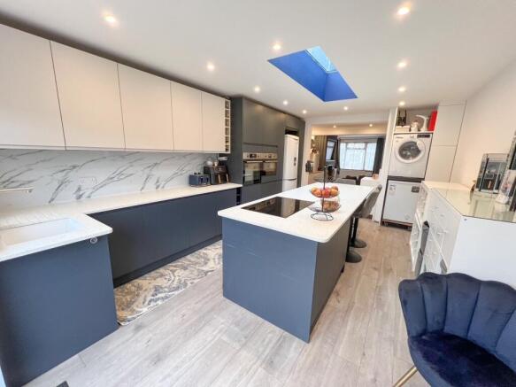 2 bed property, in Upper Farm Road, £450,000