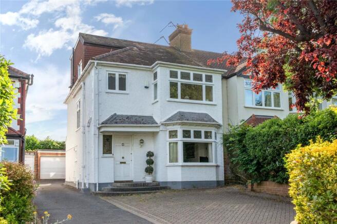 4 bed property, in Park Avenue, £800,000