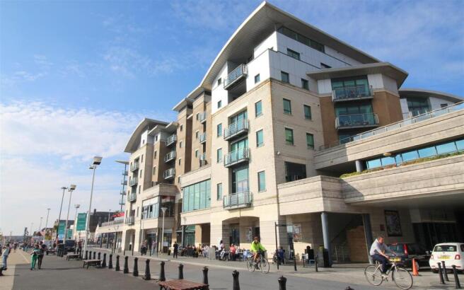 2 bed property, in Dolphin Quays, £220,000