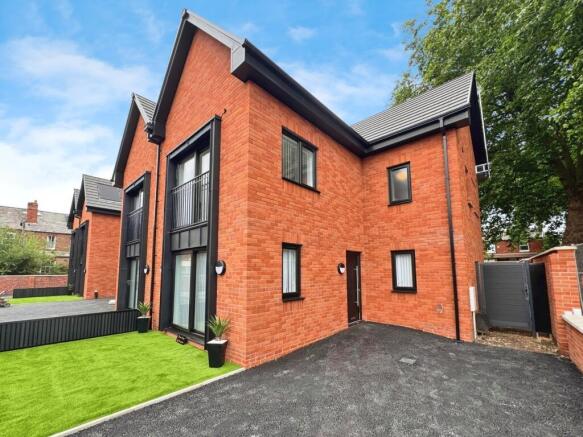4 bed property, in Chapel Street, £375,000