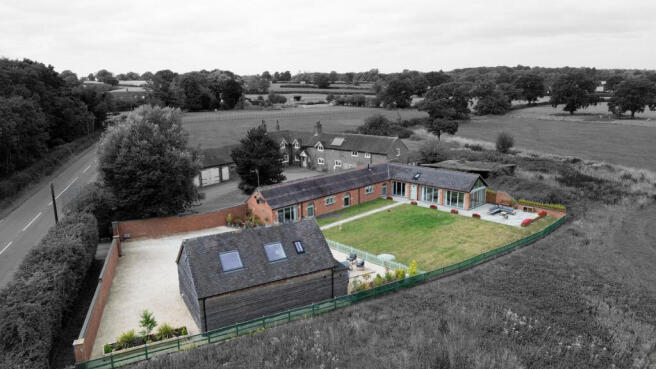 5 bed property, in Callingwood, £850,000