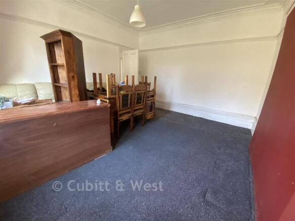 2 bed property, in Godstone Road, £260,000